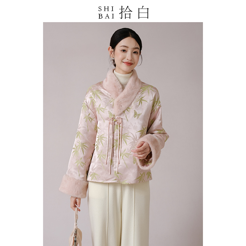 拾白原创新中式国风交领温婉粉竹提花改良盘扣毛领厚款棉服SU4507