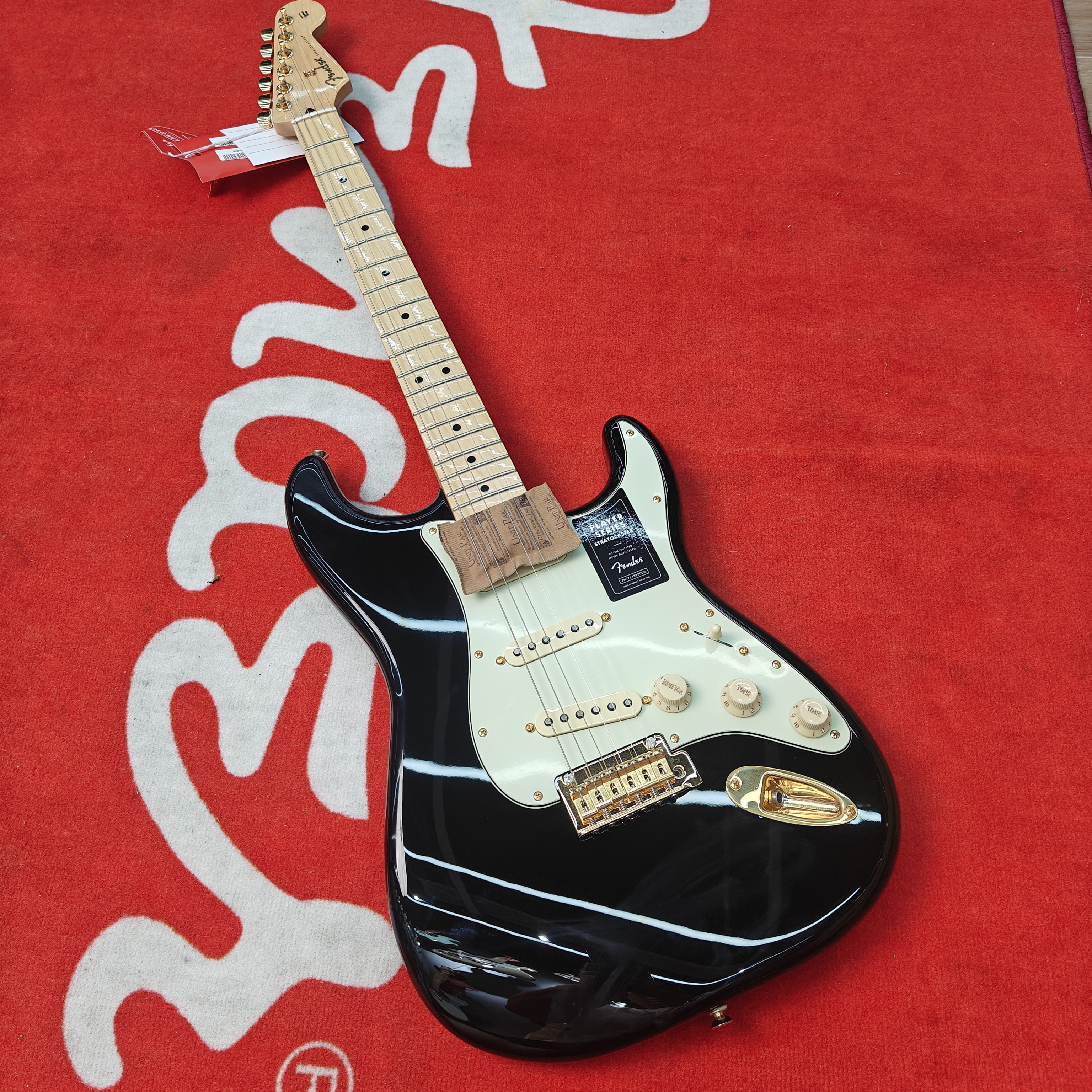 特价Fender芬达电吉他墨玩枫木指板金色硬件黑色0144612506