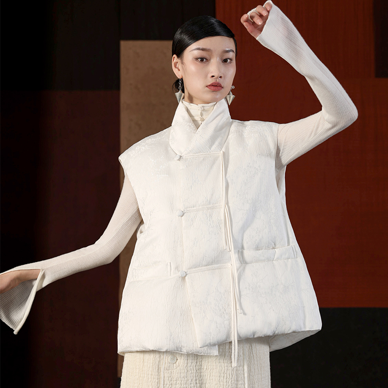 界内界外文艺复古新中式立领梅花纹理加厚羽绒马夹外套J43Y8000