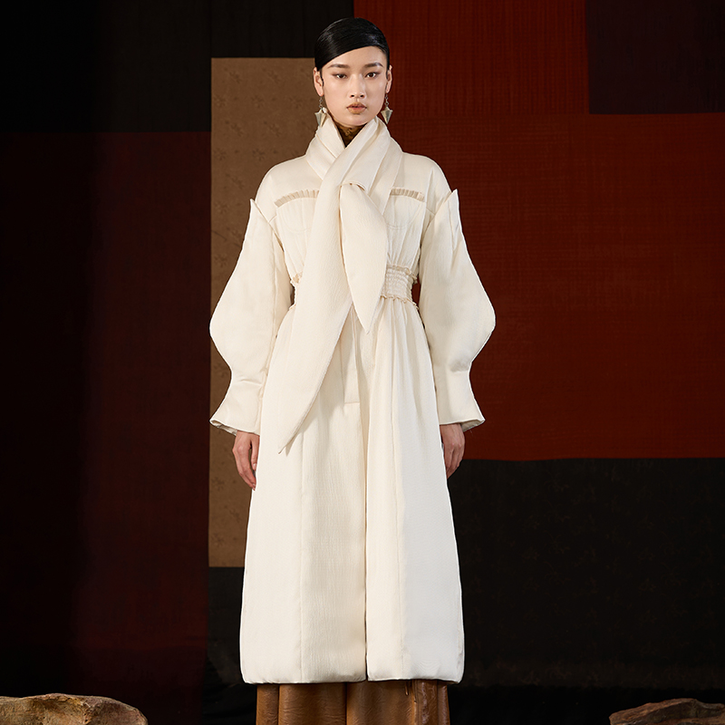 界内界外圆领收腰显瘦小众设计感围脖保暖加厚长款羽绒服J43Y7015