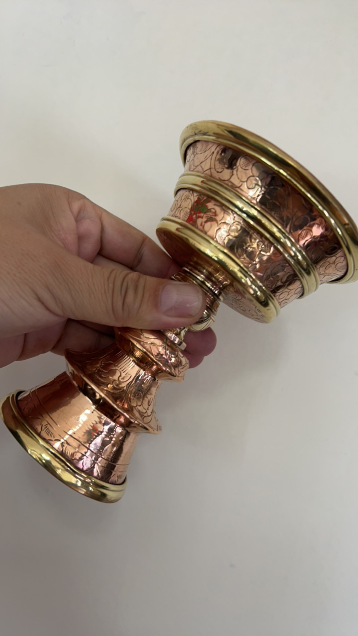尼泊尔酥油灯(纯手工、纯铜)精美雕花中号宽10公分高14公分