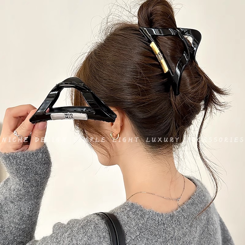 韩版新款字母黑色抓夹高级感三角形亚克力发夹后脑勺鲨鱼夹子发饰
