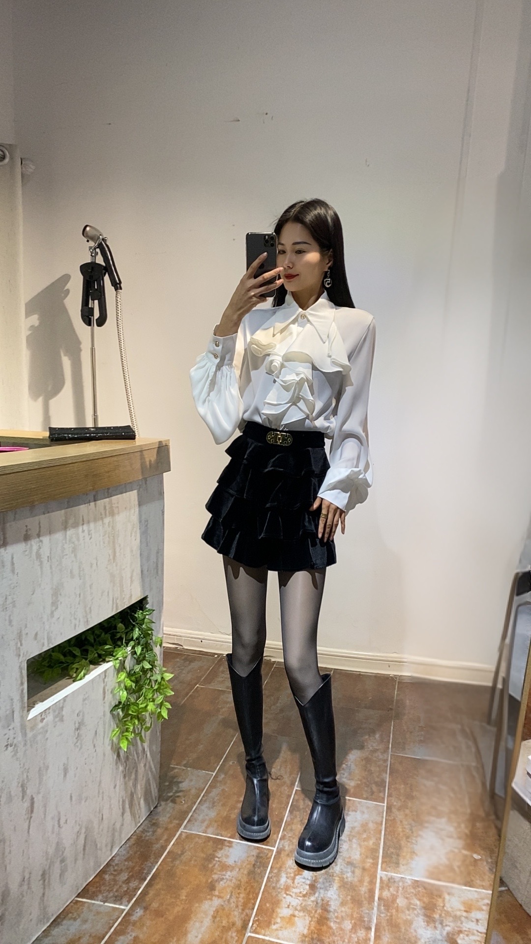 气质百搭灯笼袖荷叶边白衬衫女春季长袖洋气上衣显瘦高腰短款时尚