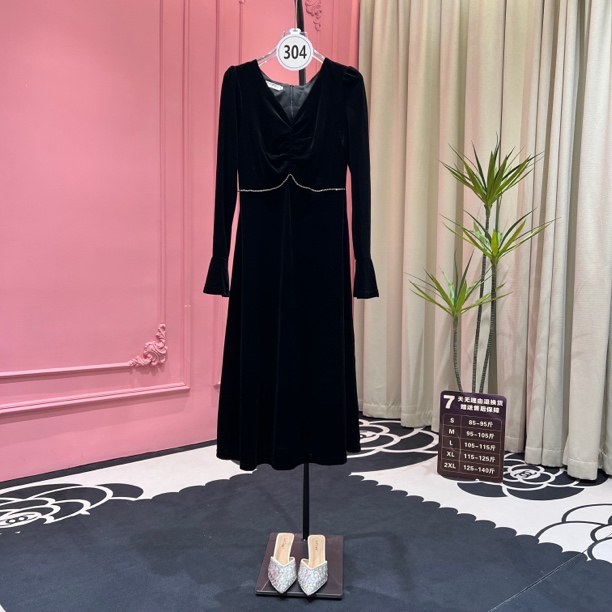 【欧一】秋冬新款V领抽褶钻链装饰收腰显瘦不倒绒丝绒礼服连衣裙。