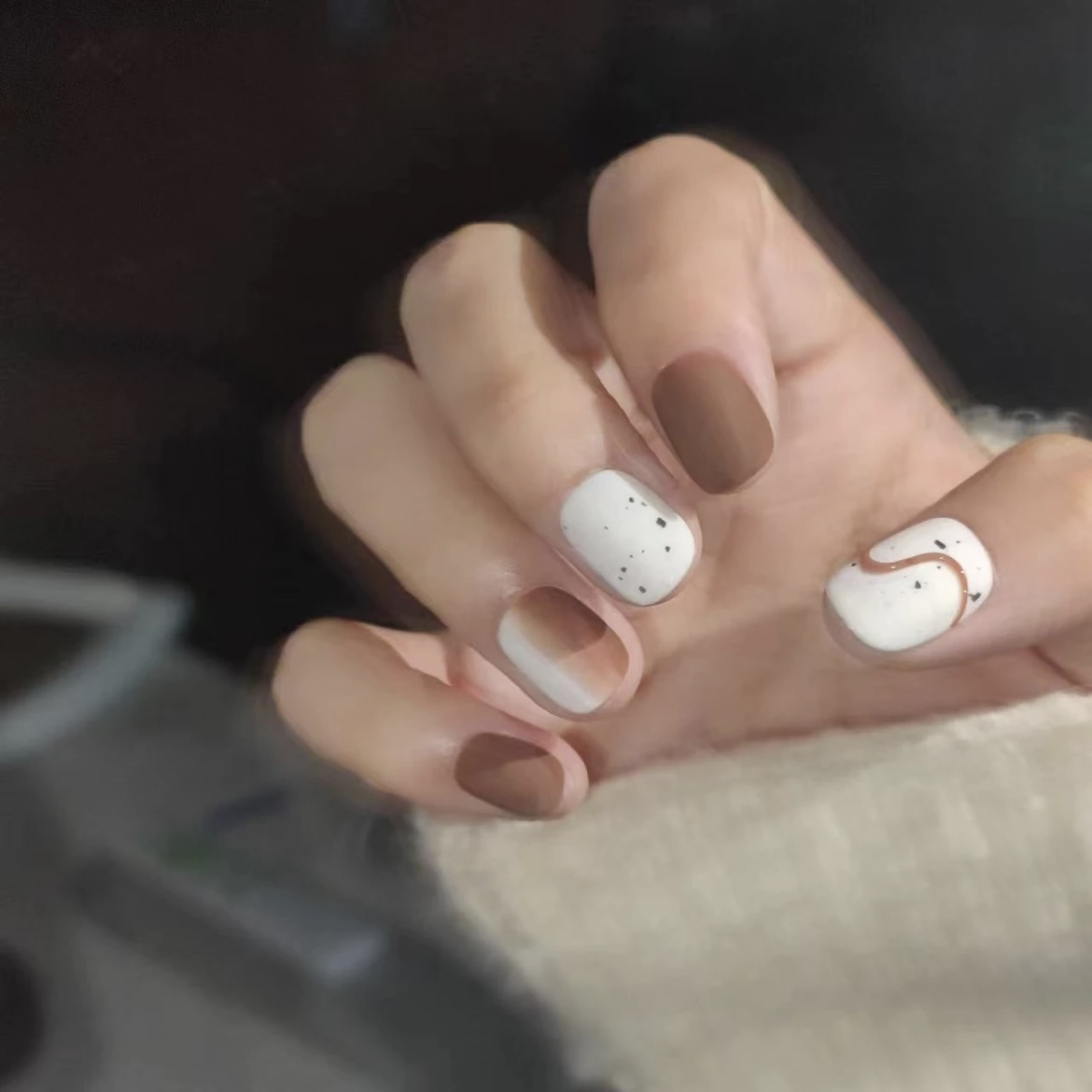 【巧克力】手工穿戴甲美拉德褐色显白短圆可爱款磨砂复古贴片#1684