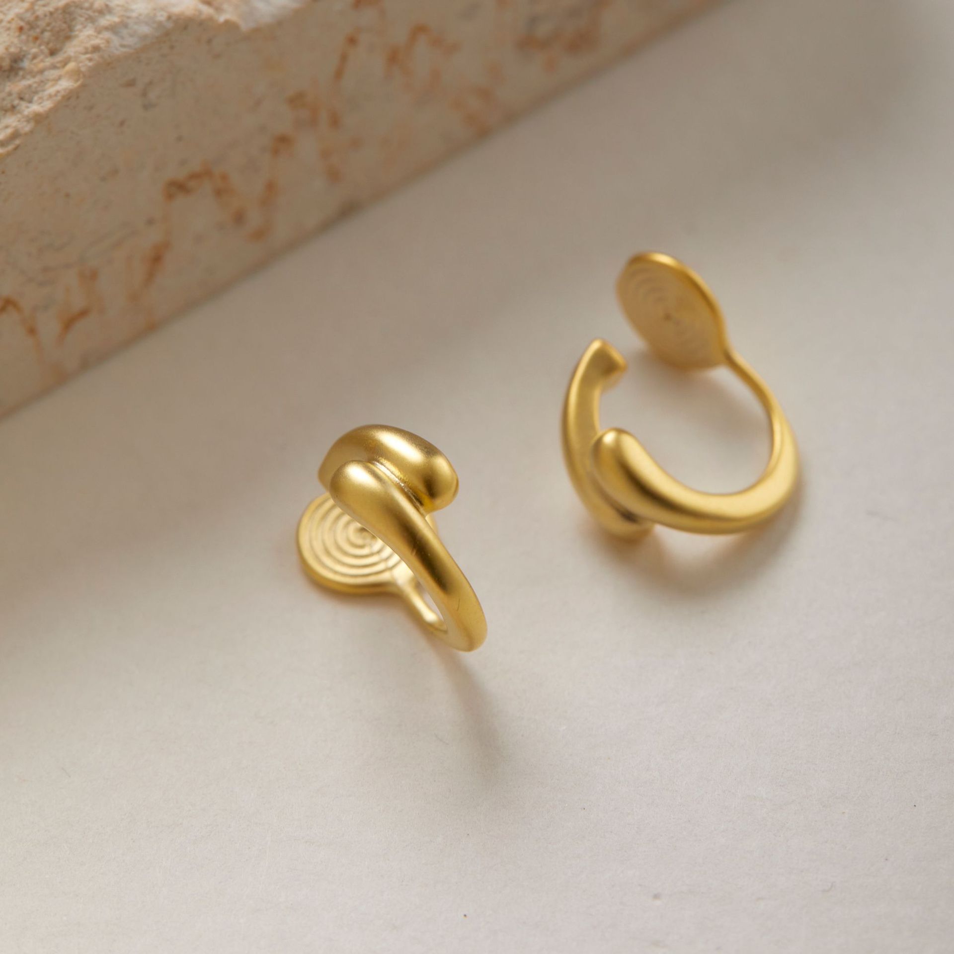 铜合金耳饰 小众轻奢小耳圈金色耳饰无耳洞女蚊香盘耳夹高级款