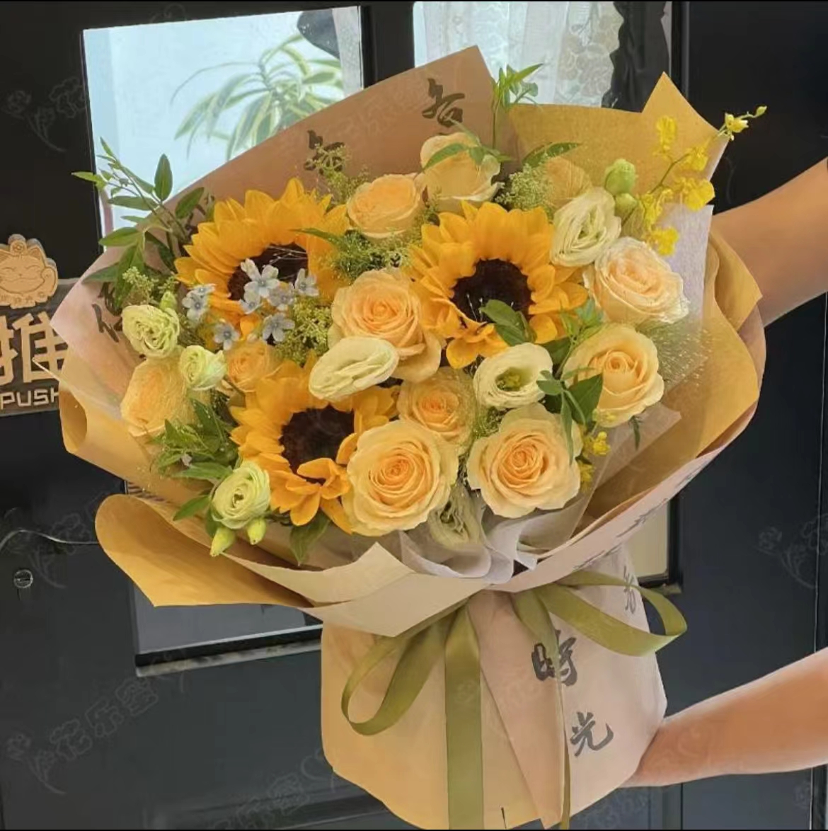 【追梦少年】3枝向日葵搭配10枝香槟玫瑰洋桔梗混搭花束鲜花店送花上门