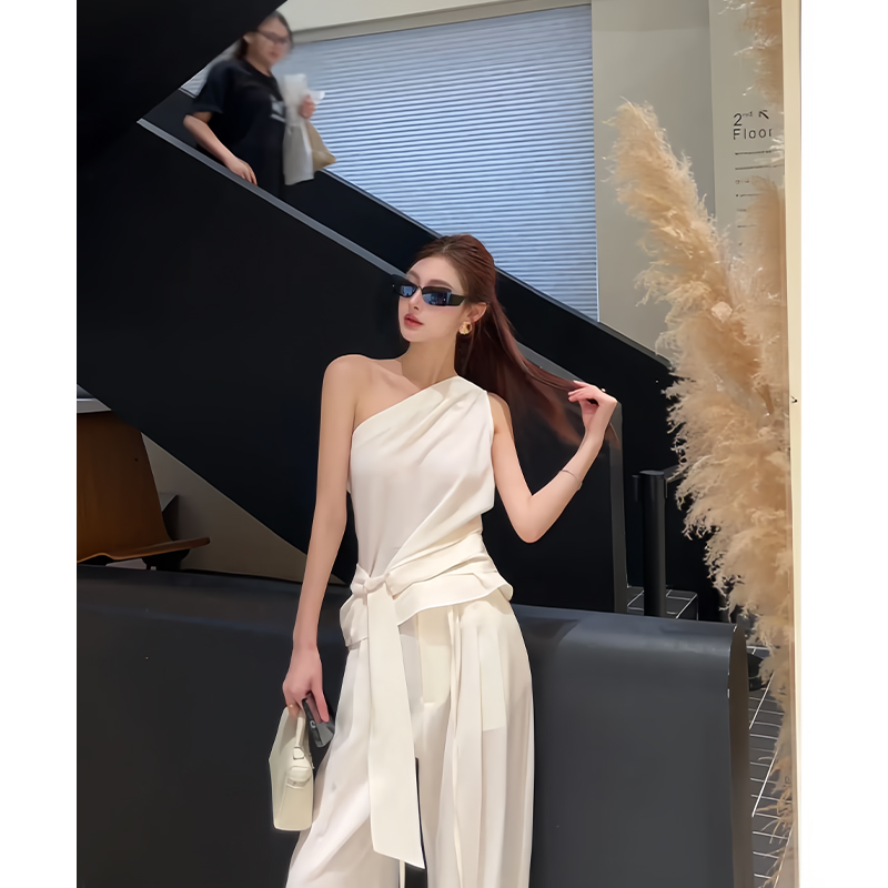 法式时尚休闲穿搭御姐风气质白色松弛感斜肩背心露肩设计性感上衣