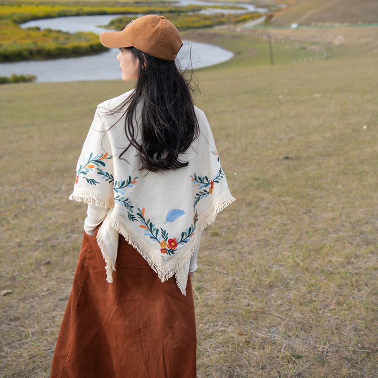理想三旬旅行女装复古文艺百搭白色秋冬针织刺绣三角围巾披肩
