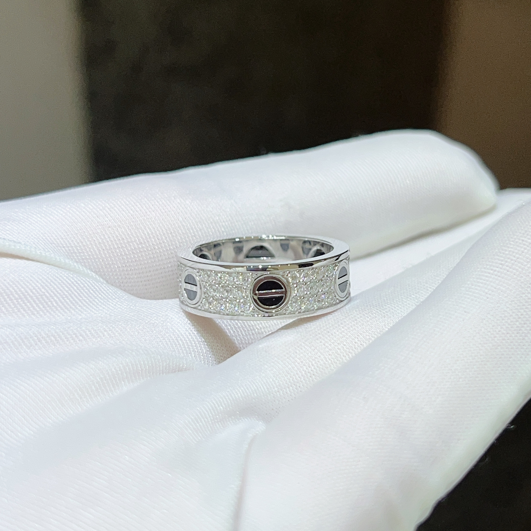 莫桑石铂金PT950镶嵌满钻莫桑石一字满天星黑钉戒指男女款经典M