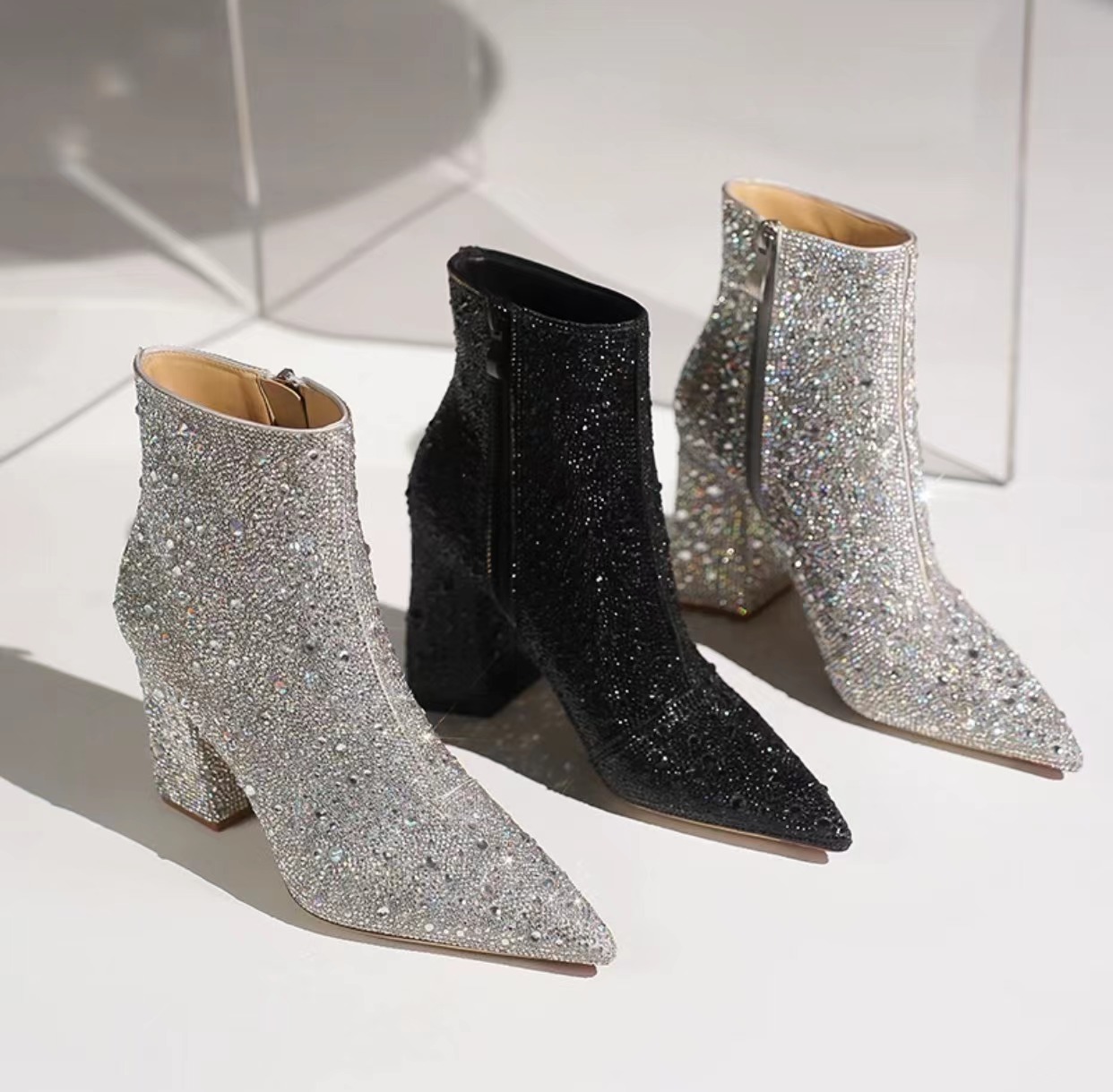 银色水钻爆款小短靴女2023新款秋冬季真皮流行靴子粗跟尖头高跟鞋