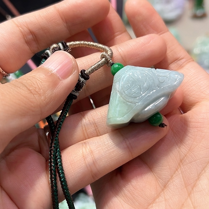翡翠颈饰未镶嵌元宝