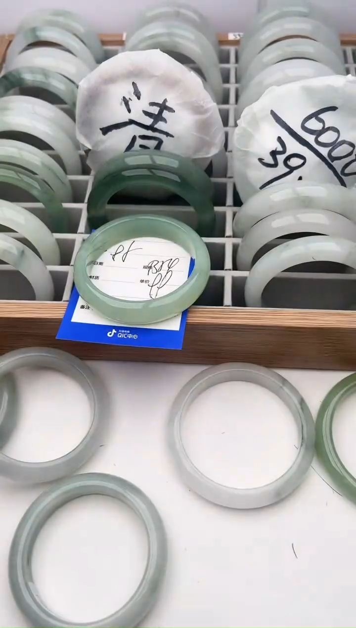 【闪购商品】石英质玉手镯未镶嵌85