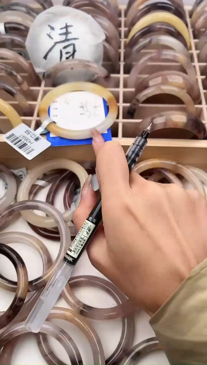 【闪购商品】石英质玉手镯未镶嵌36