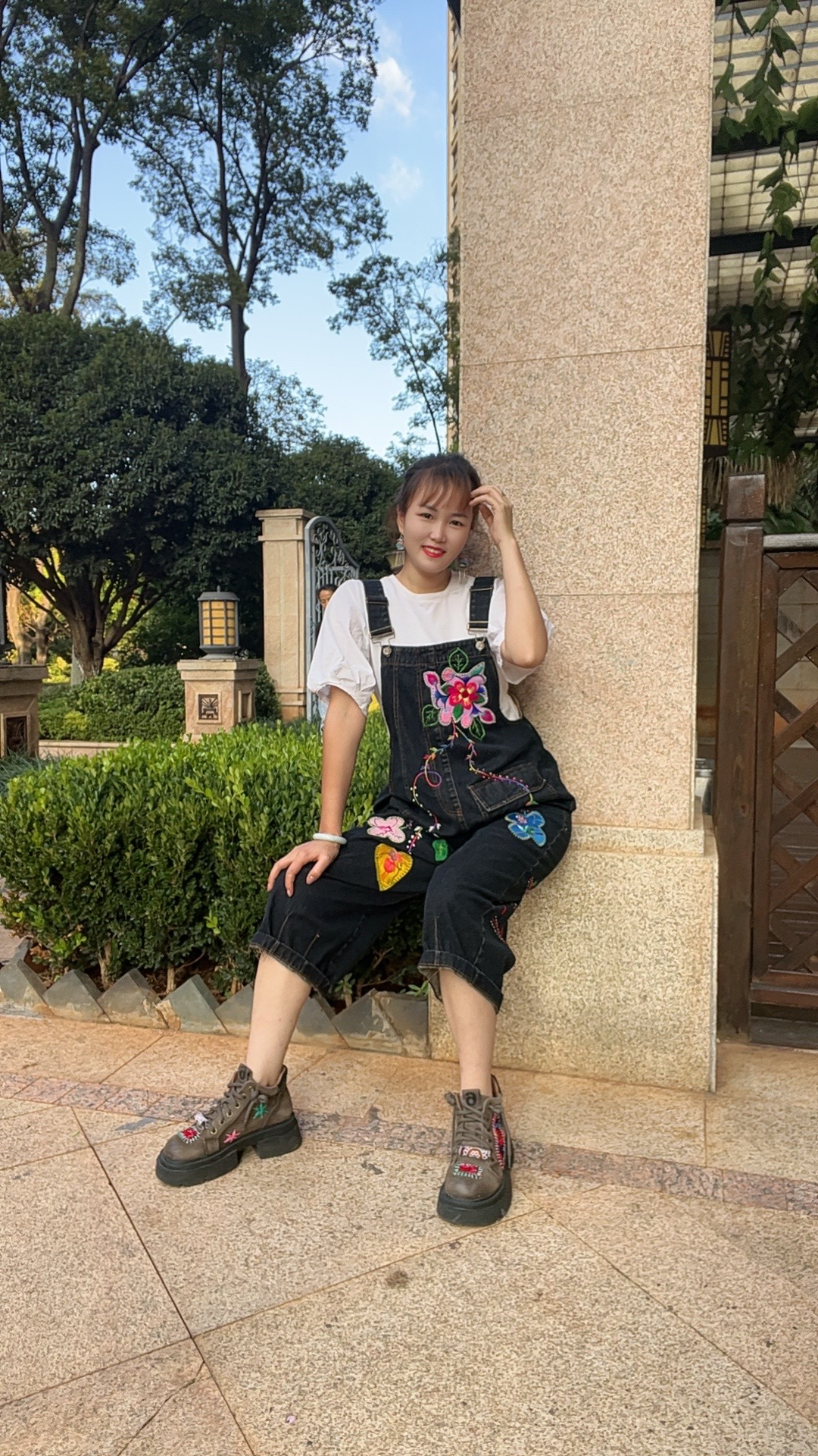 手工老绣 背带裤宽松版型，谁都适合
