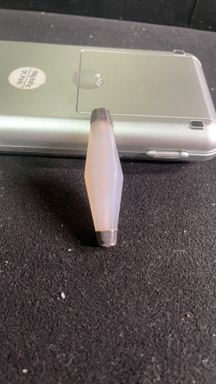 玛瑙通天孔挂件一件……