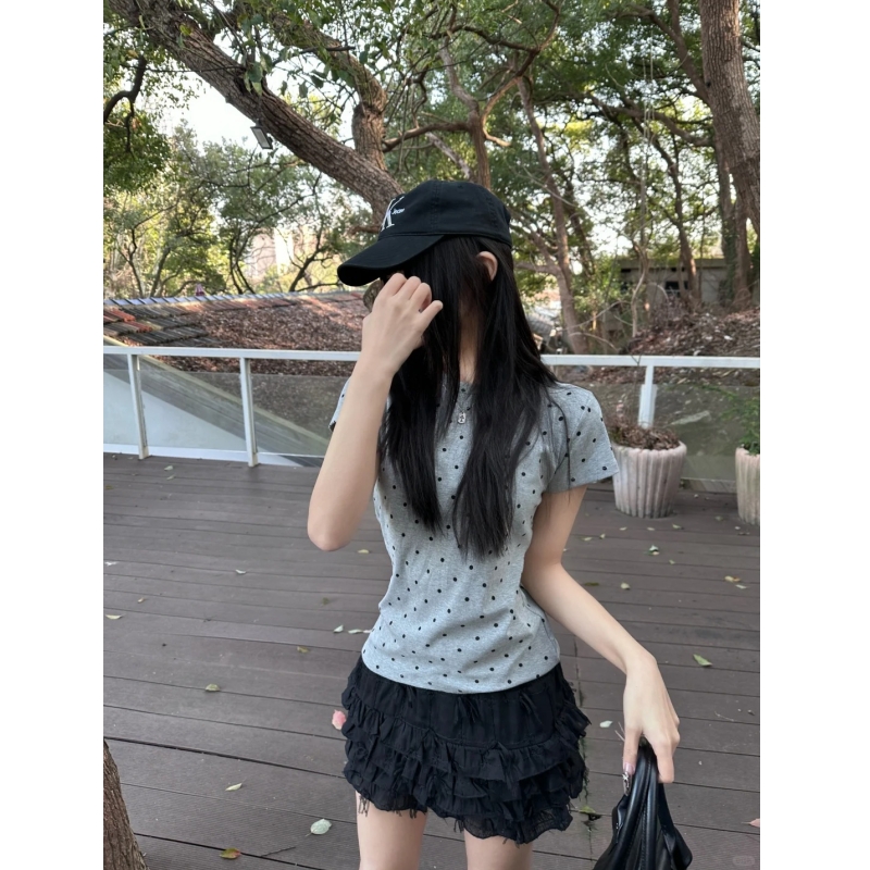 【chill day~】版型很好的波点T恤上衣女修身打底衫搭配黑色蛋糕裙