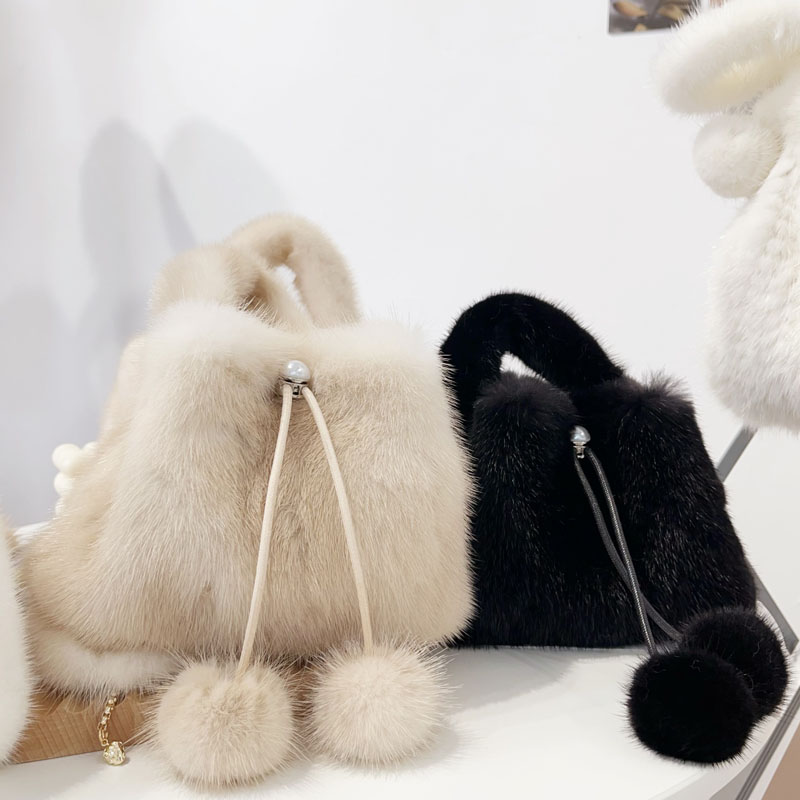 新款水貂毛小水桶包包女毛绒毛球包包轻奢真毛百搭斜跨手拎包