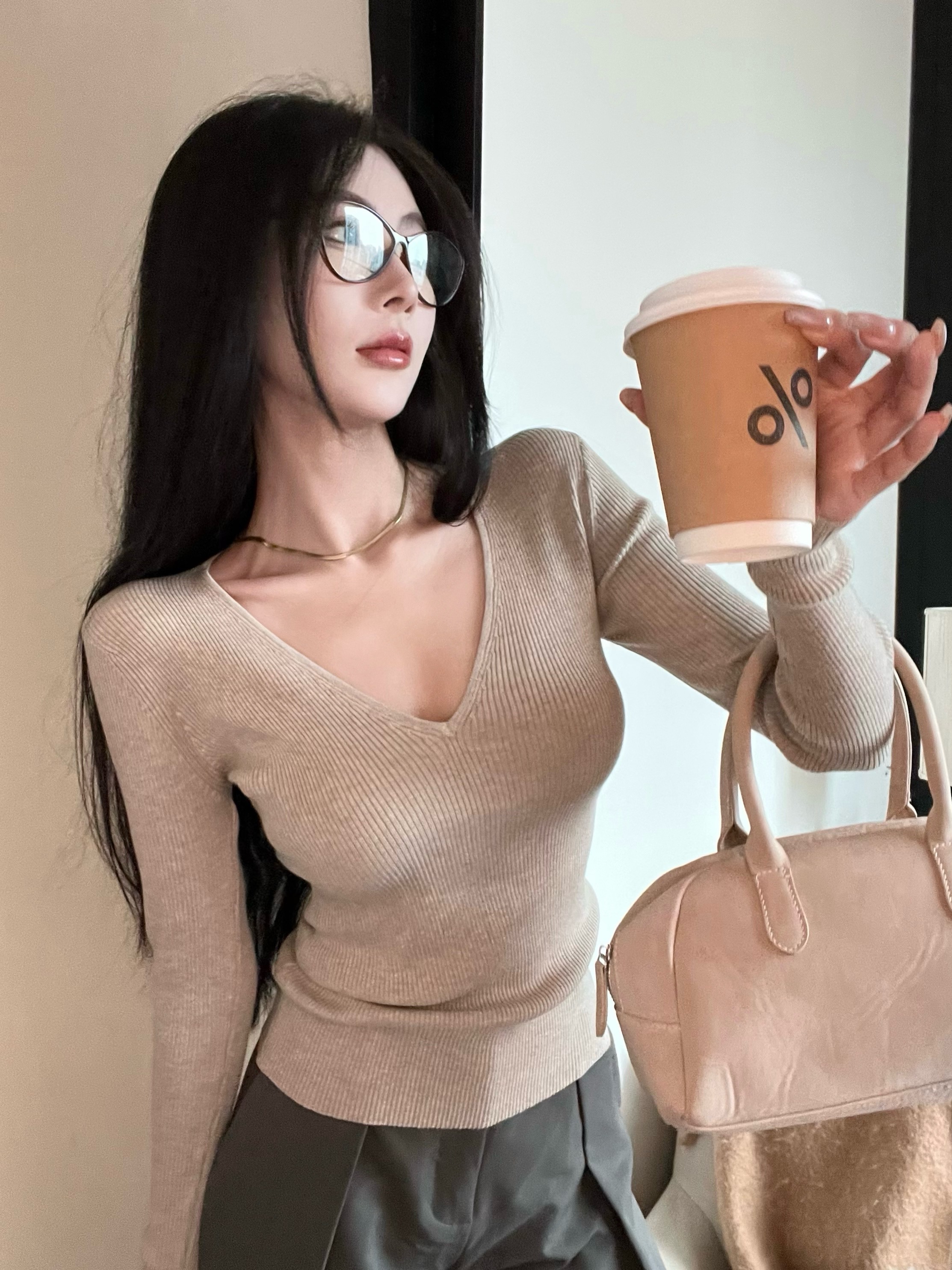 【现货】 奶茶色v领针织衫百搭显瘦内搭打底衫春季简约上衣E1-14