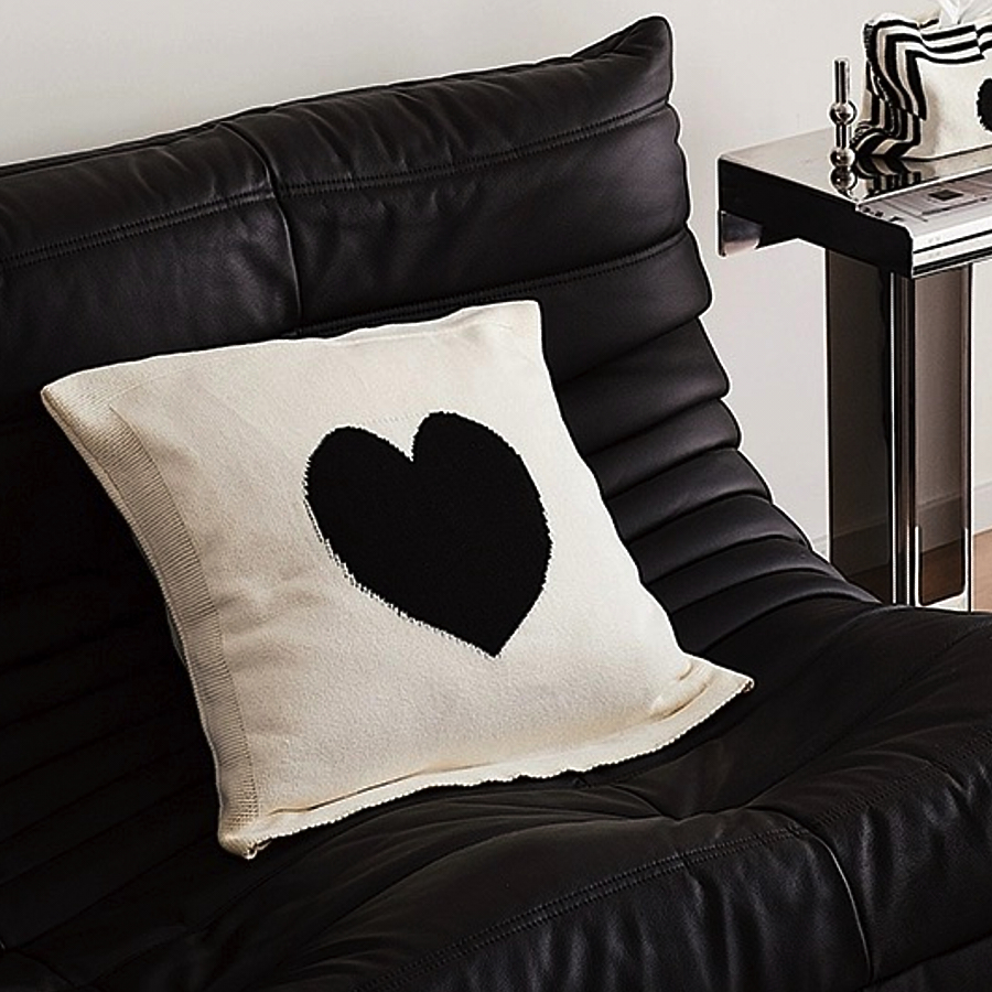 爱心针织棉抱枕原创设计可爱黑白北欧风客厅沙发靠背垫套含芯简约