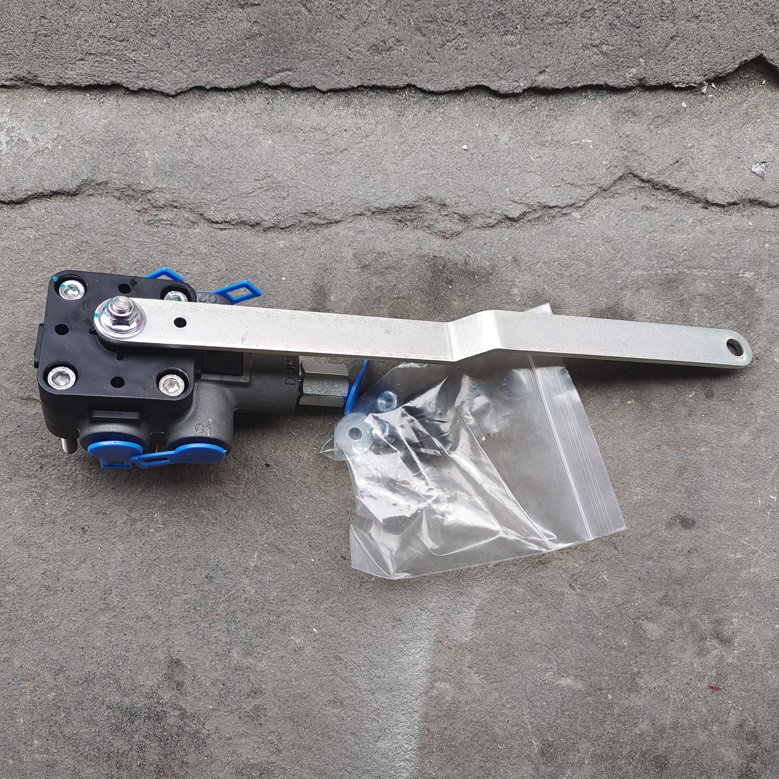 原厂东风天龙KL轻盈版VL旗舰KX后桥气囊高度阀总成 2938010-TR350