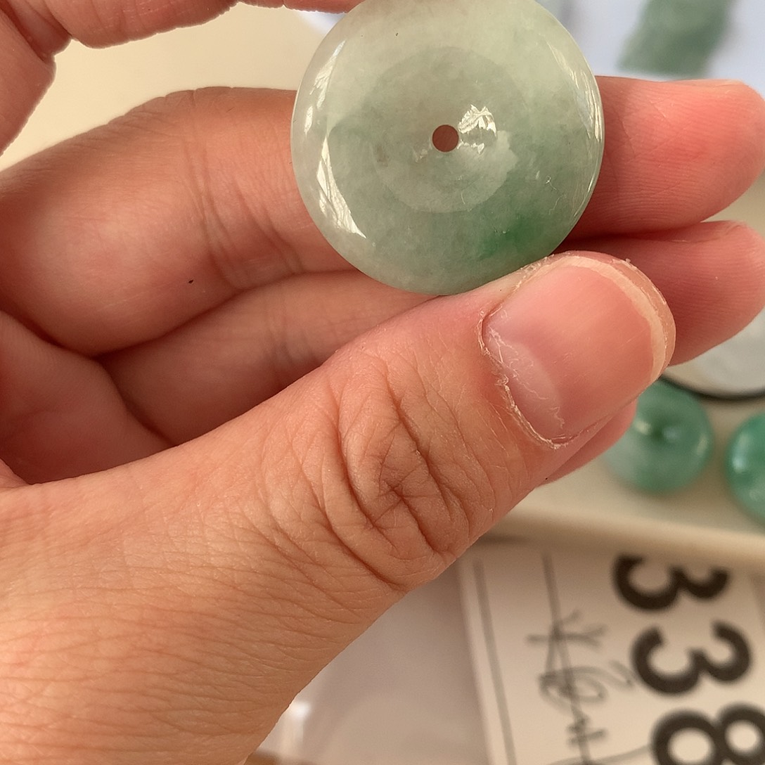 翡翠颈饰未镶嵌烦***吴平安扣