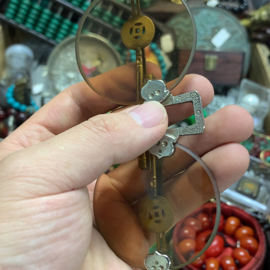 织绣摆件的设计也很精致