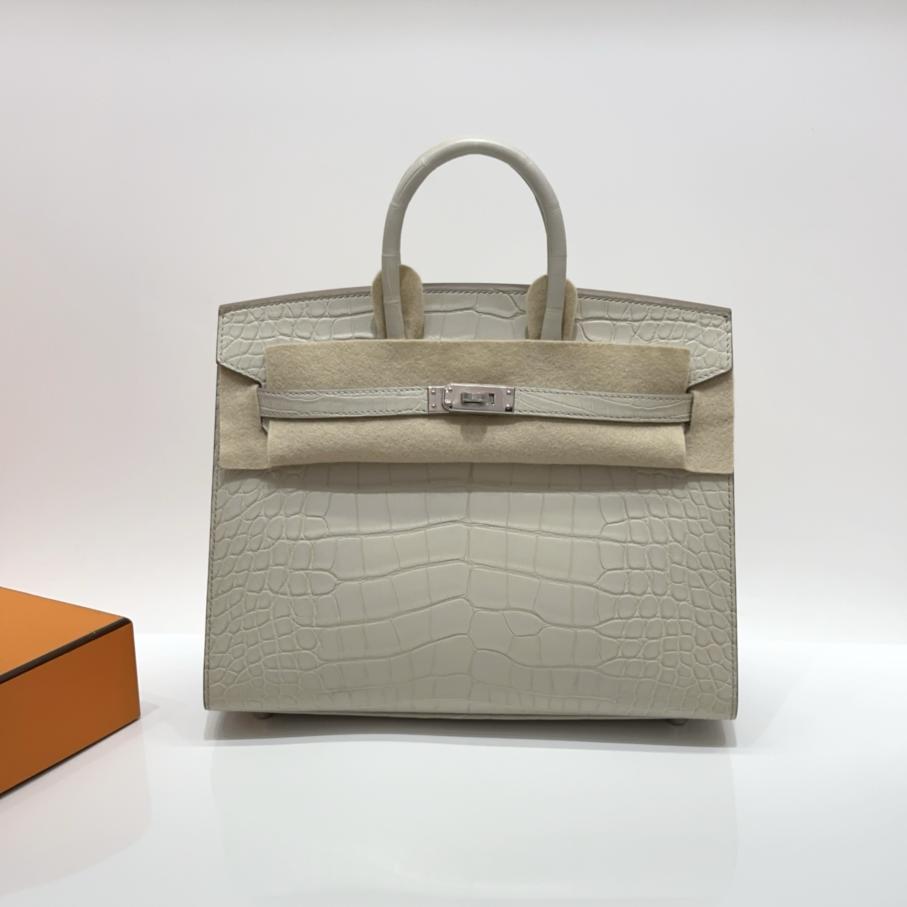 95新 Hermes/爱马仕 birkin25 冰川白 雾面方块鳄鱼银扣 外缝 B刻