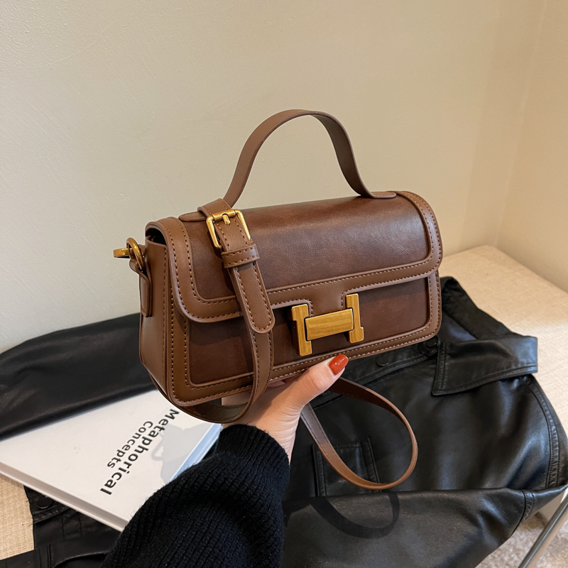 小众复古斜挎包2025春季新款质感百搭洋气小包包时尚简约法棍包