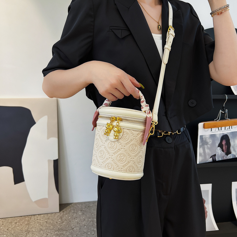 北包包轻奢水桶包2024新款小众百搭洋气小包包时尚圆筒单肩斜跨包