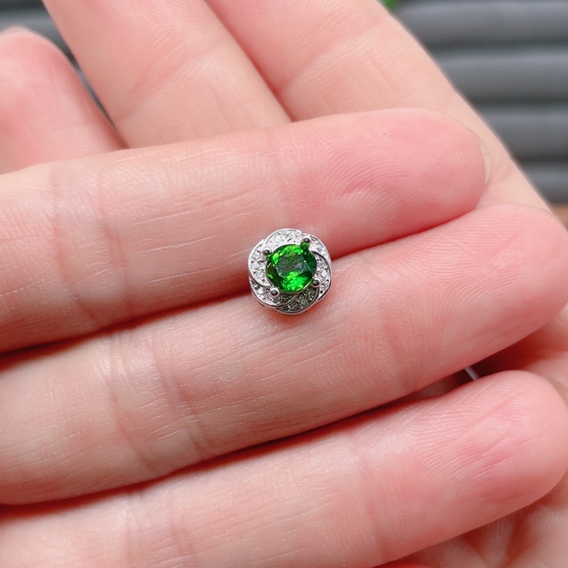 【闪购商品】透辉石耳钉银S925镶嵌
