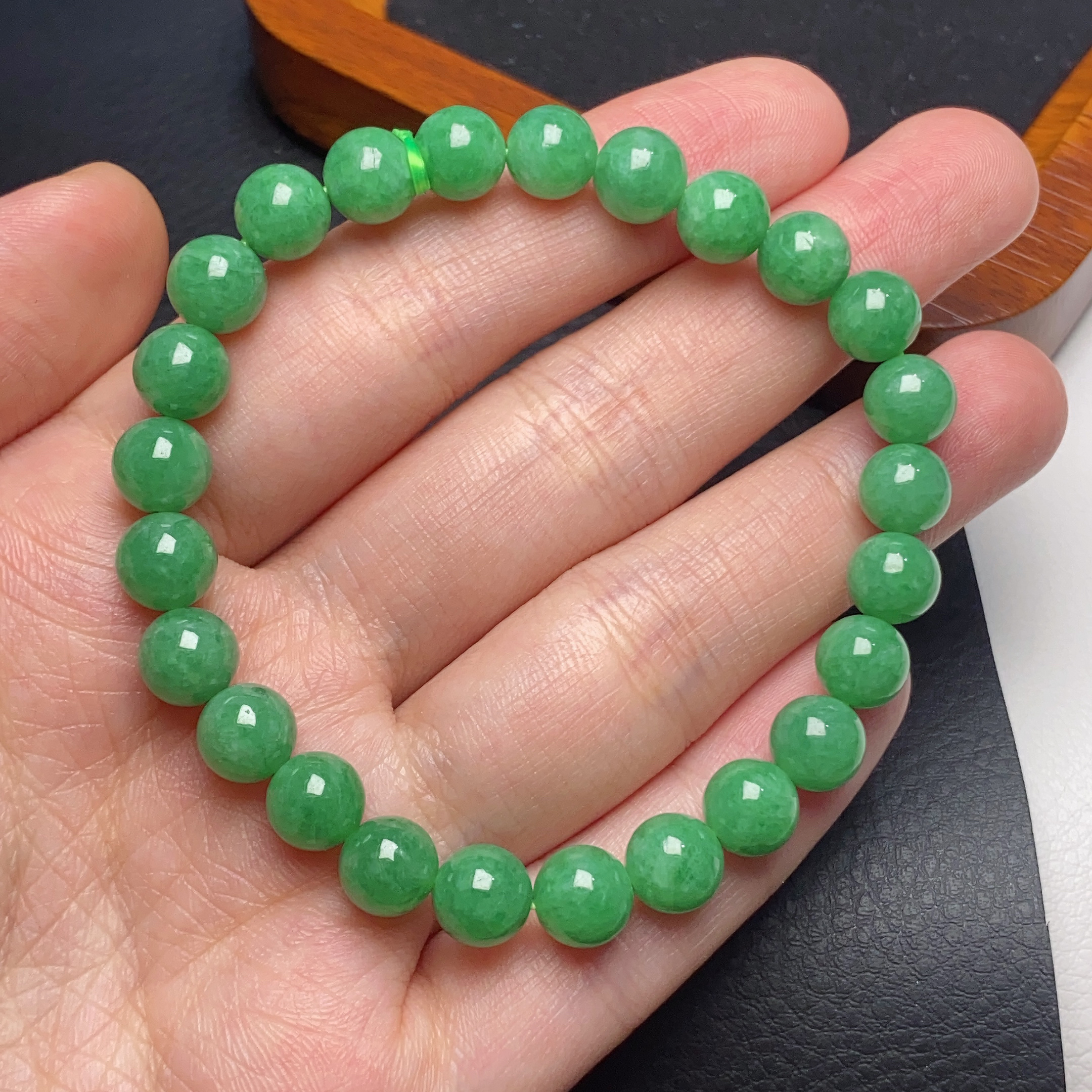 缅甸翡翠a货阳绿果绿圆珠手链卡7.6mm绿色玉手串满绿