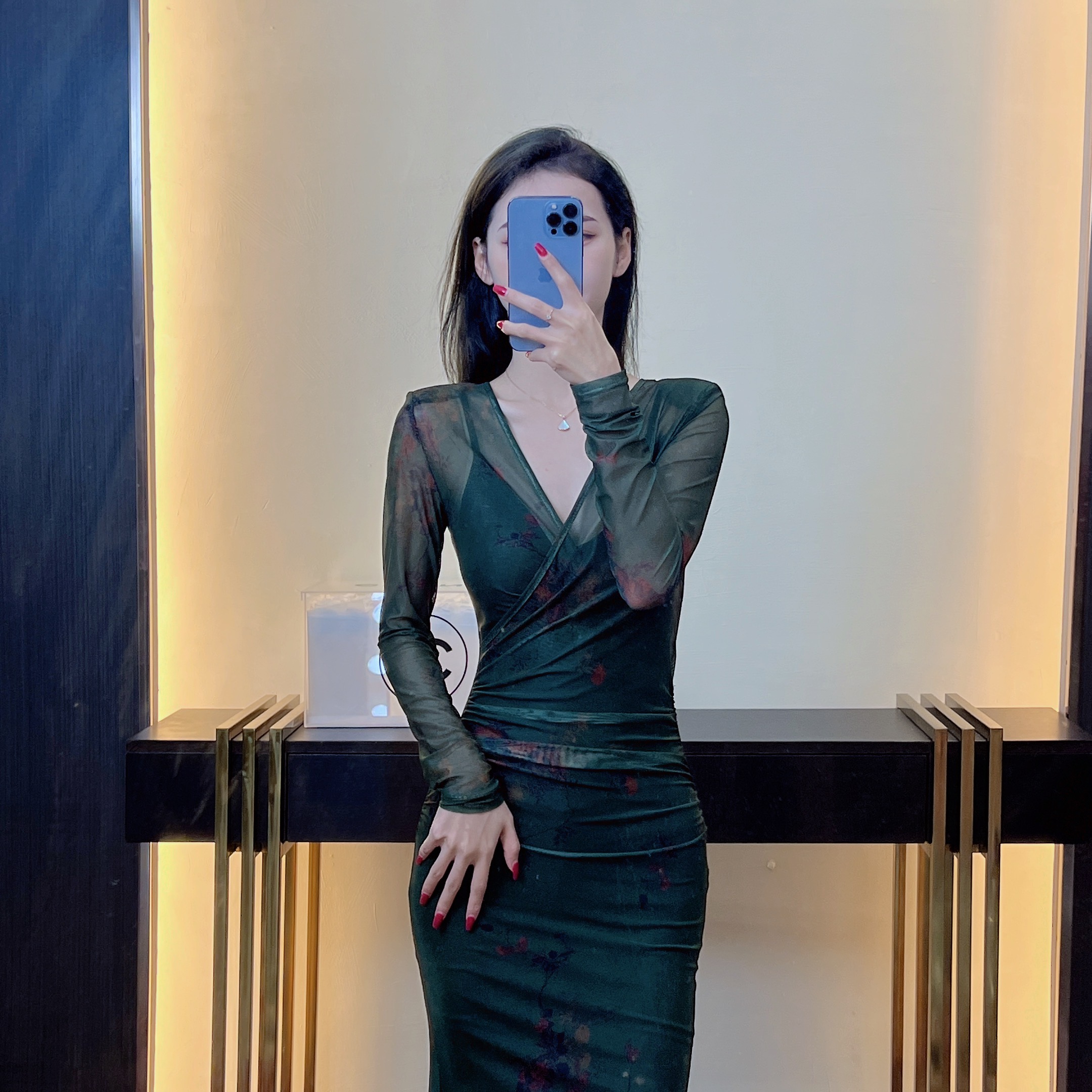 气质女人味轻奢V领长袖悠悠我心显瘦包身修身时尚百搭鱼尾连衣裙