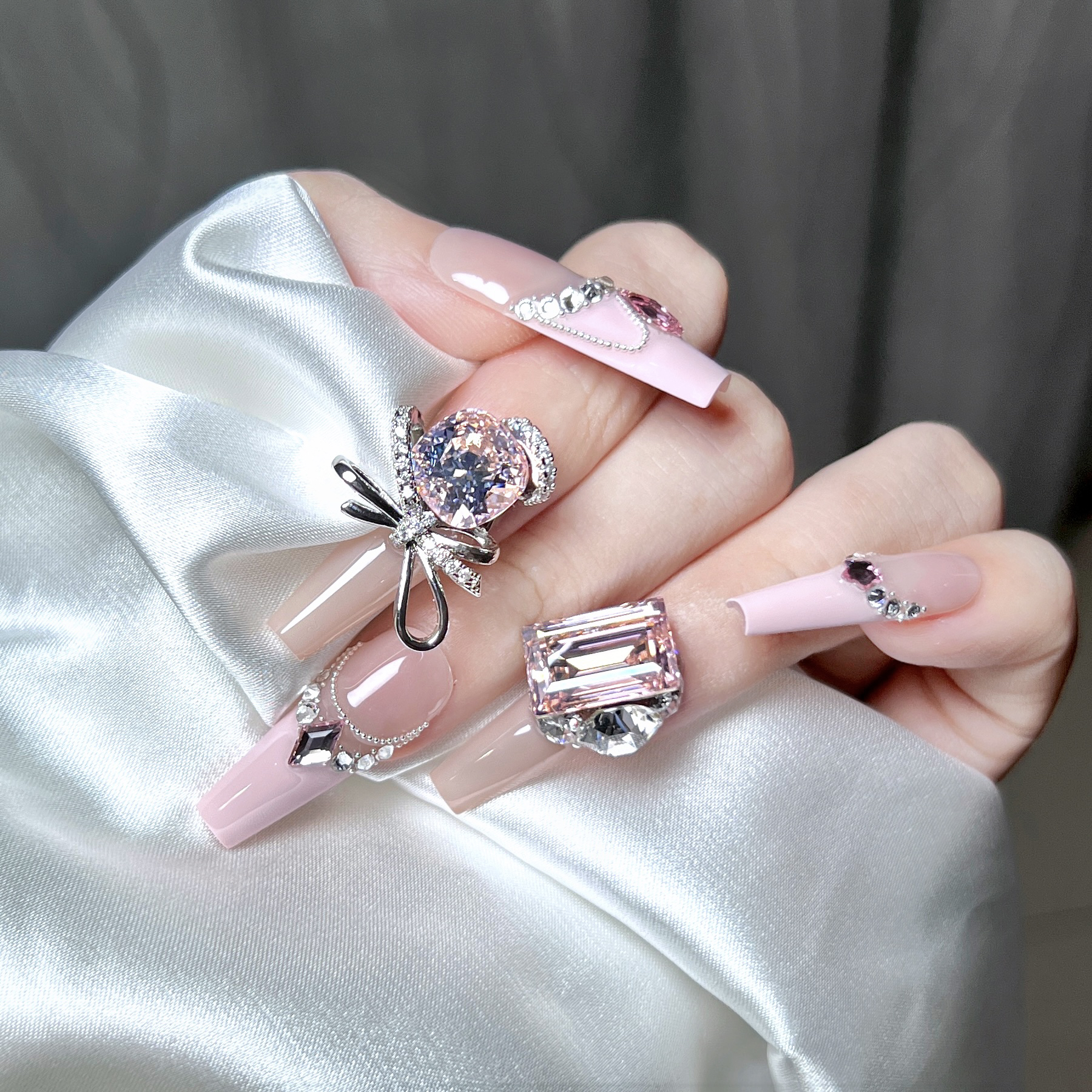 【爱洛】全华 大拇指升级成了水滴钻球 精致又甜美 定制穿戴甲