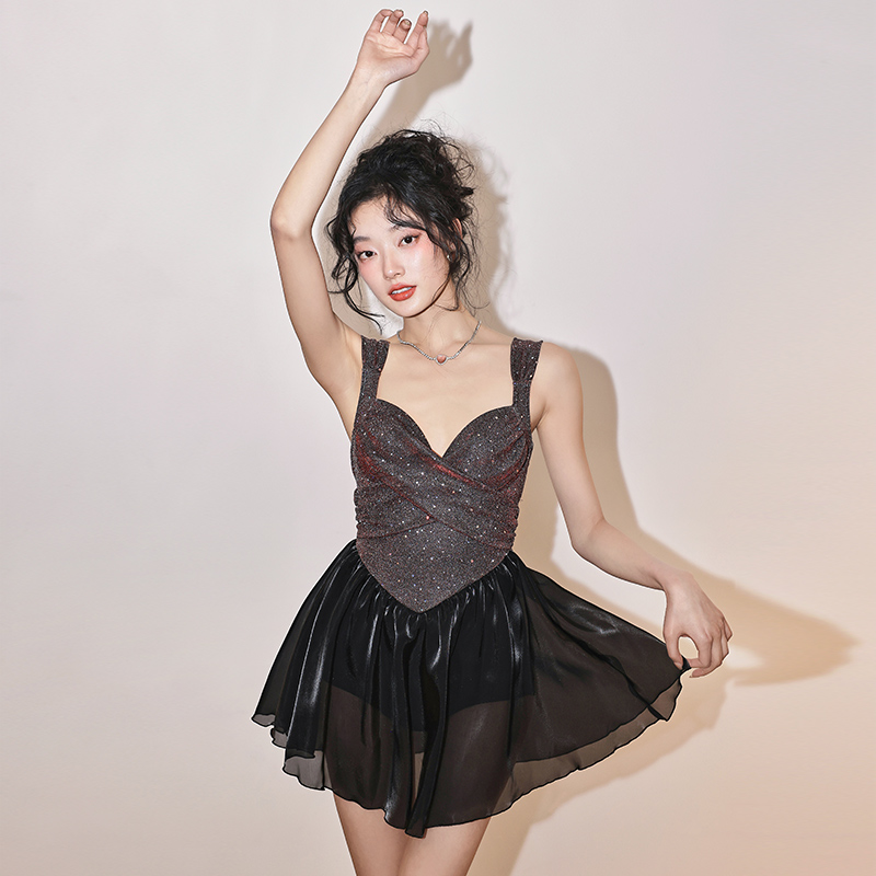 泳衣女款吸睛高级感小众设计师小胸显大连体裙式遮肚显瘦游泳衣