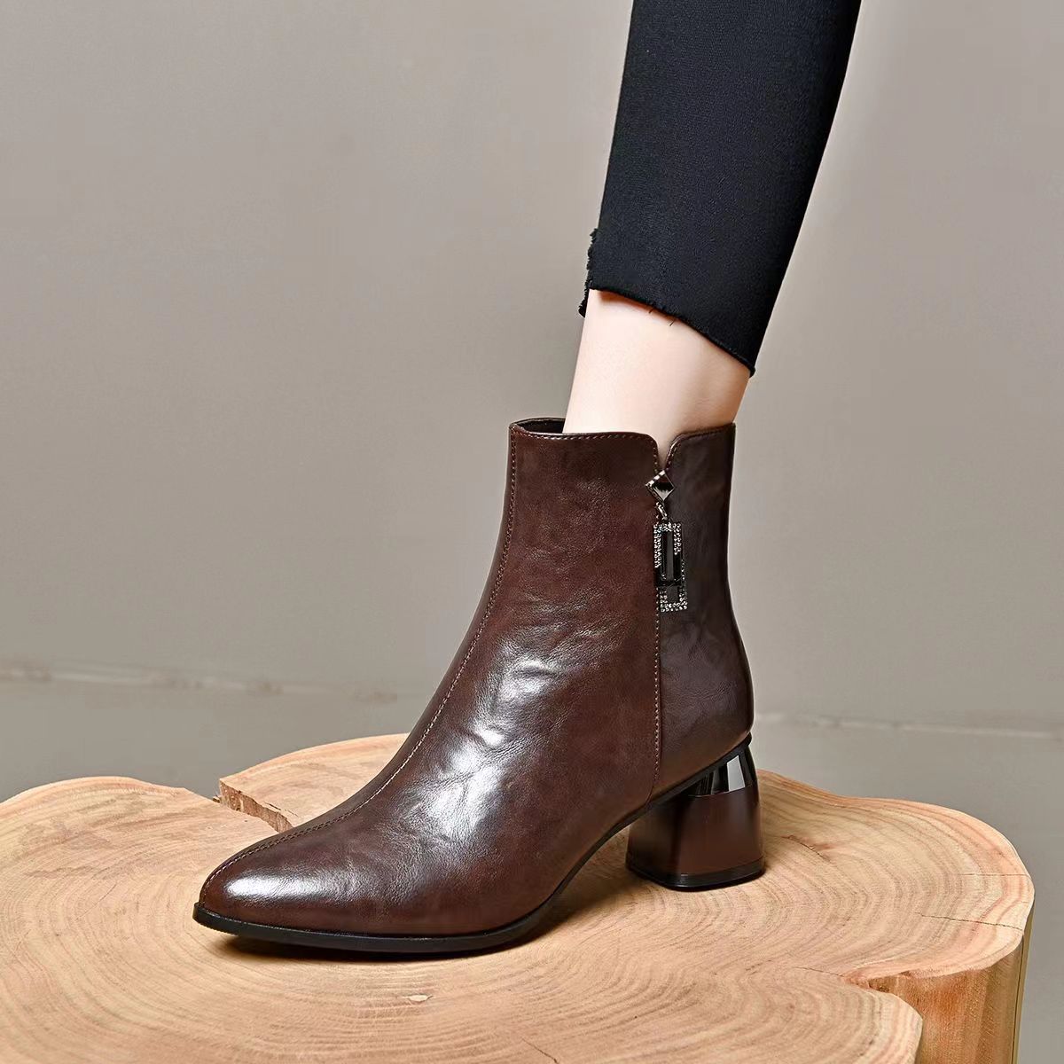 【工厂直销】秋冬新款尖头高跟靴气质时尚百搭加绒粗跟短靴