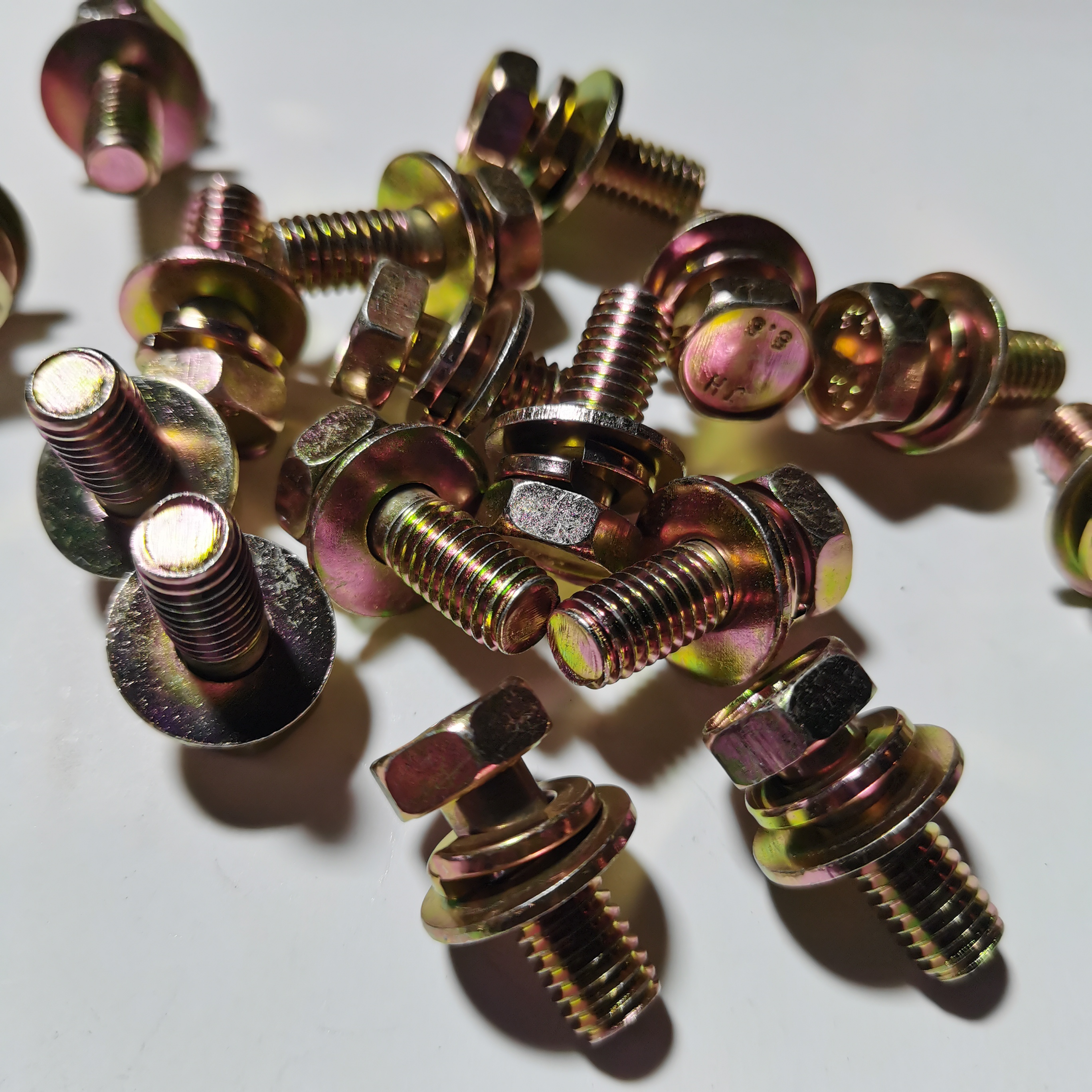 8.8级彩锌组合螺丝，自带平垫，弹簧垫+后配螺母