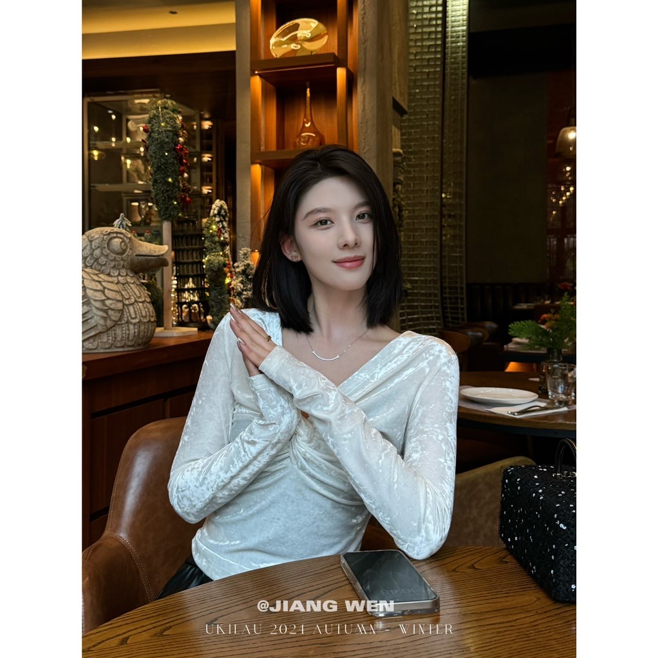 UKILAU【冰花】丝绒提花设计感长袖v领修身纯欲打底上衣