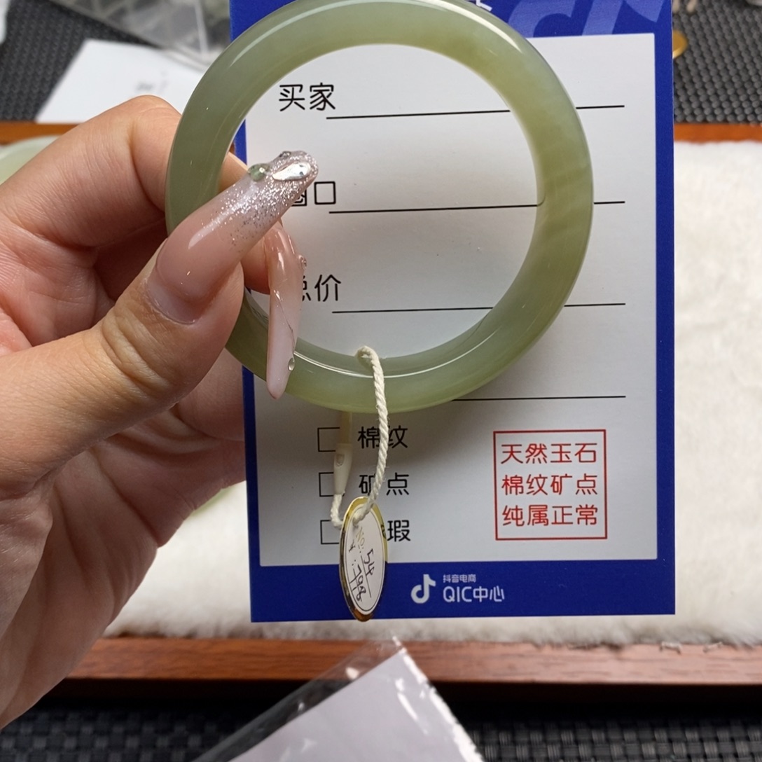 和田玉手镯未镶嵌奶**主