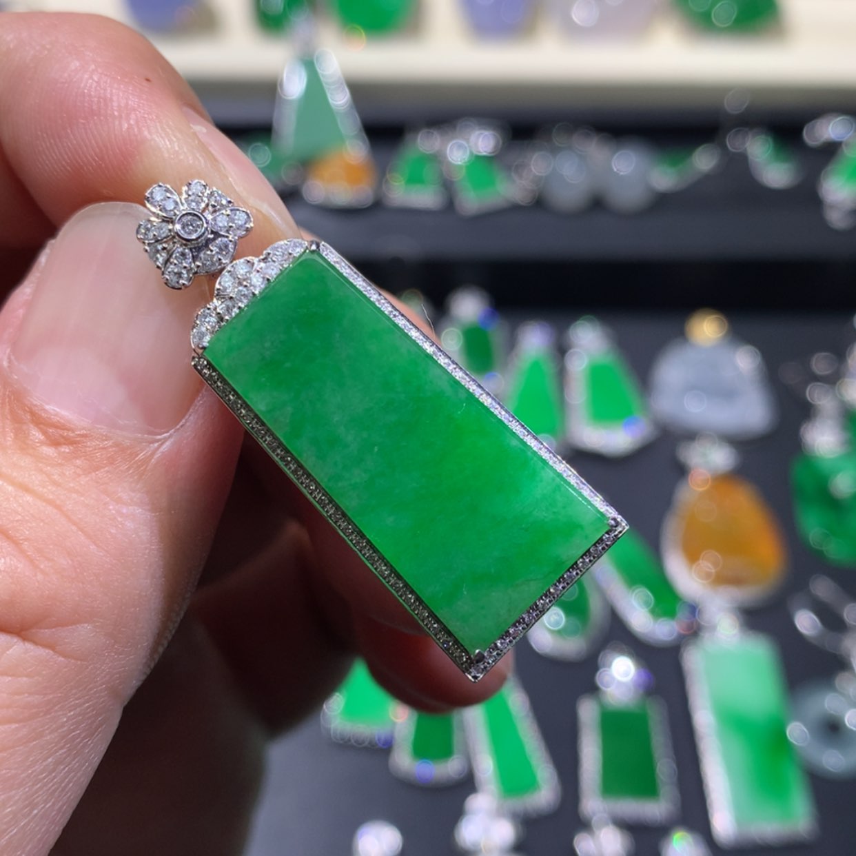 【闪购商品】翡翠颈饰18K金镶嵌美*丁