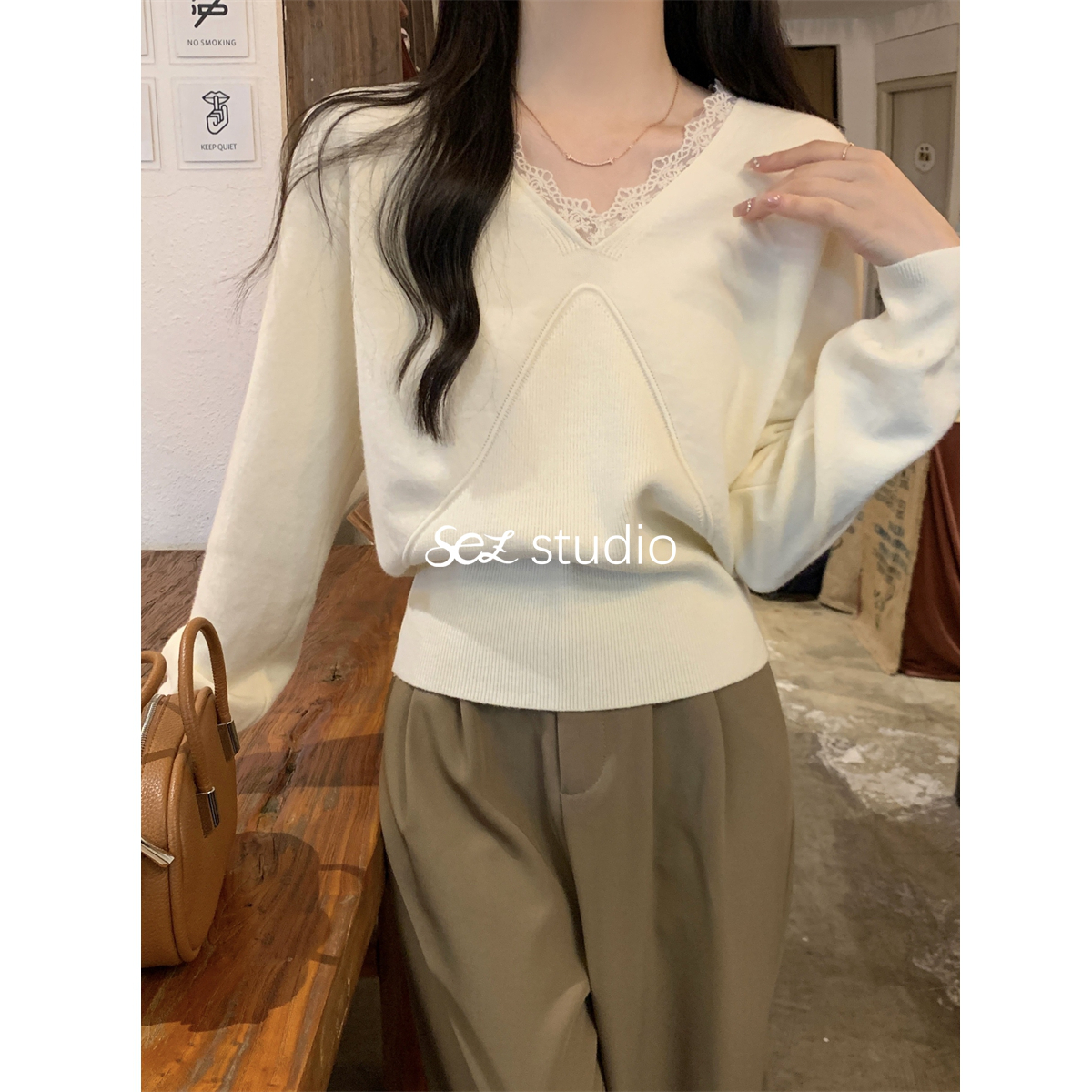 韩版气质v领蕾丝拼接别致内搭安迪绒设计针织打底女毛衣