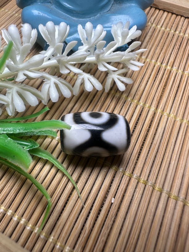 稀有黑白熊猫三眼 咬色扎实 图腾分明 尺寸15.8×10.9mm