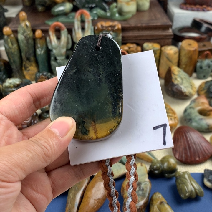 岫岩河磨玉（透闪石质玉）手把件有瑕未镶嵌