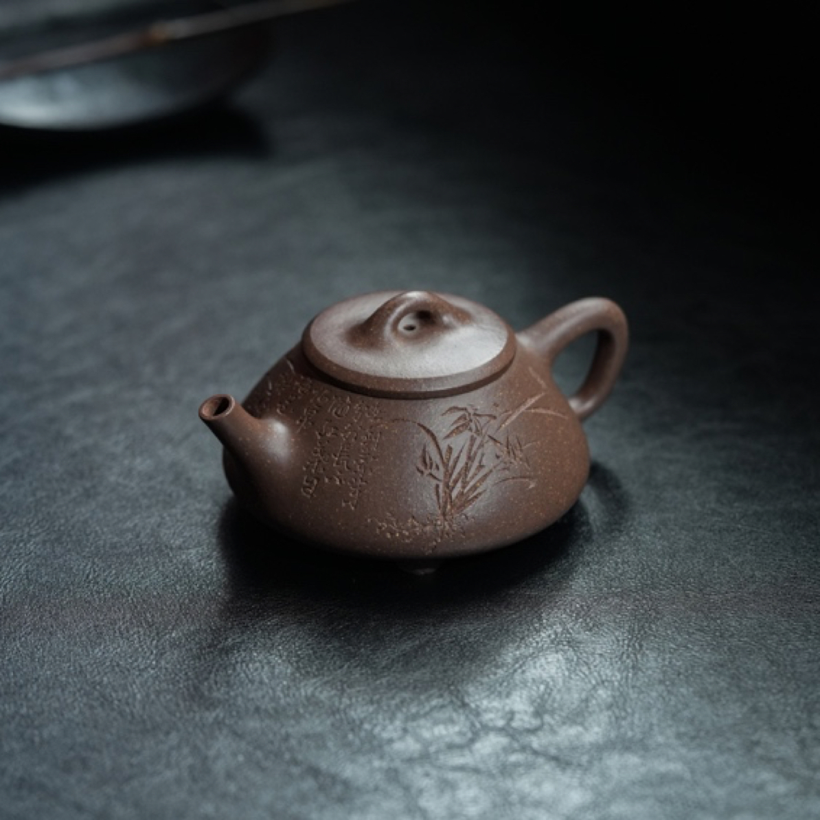 《刻绘任瓢》200cc 30目鲨鱼皮黄龙山原矿紫砂