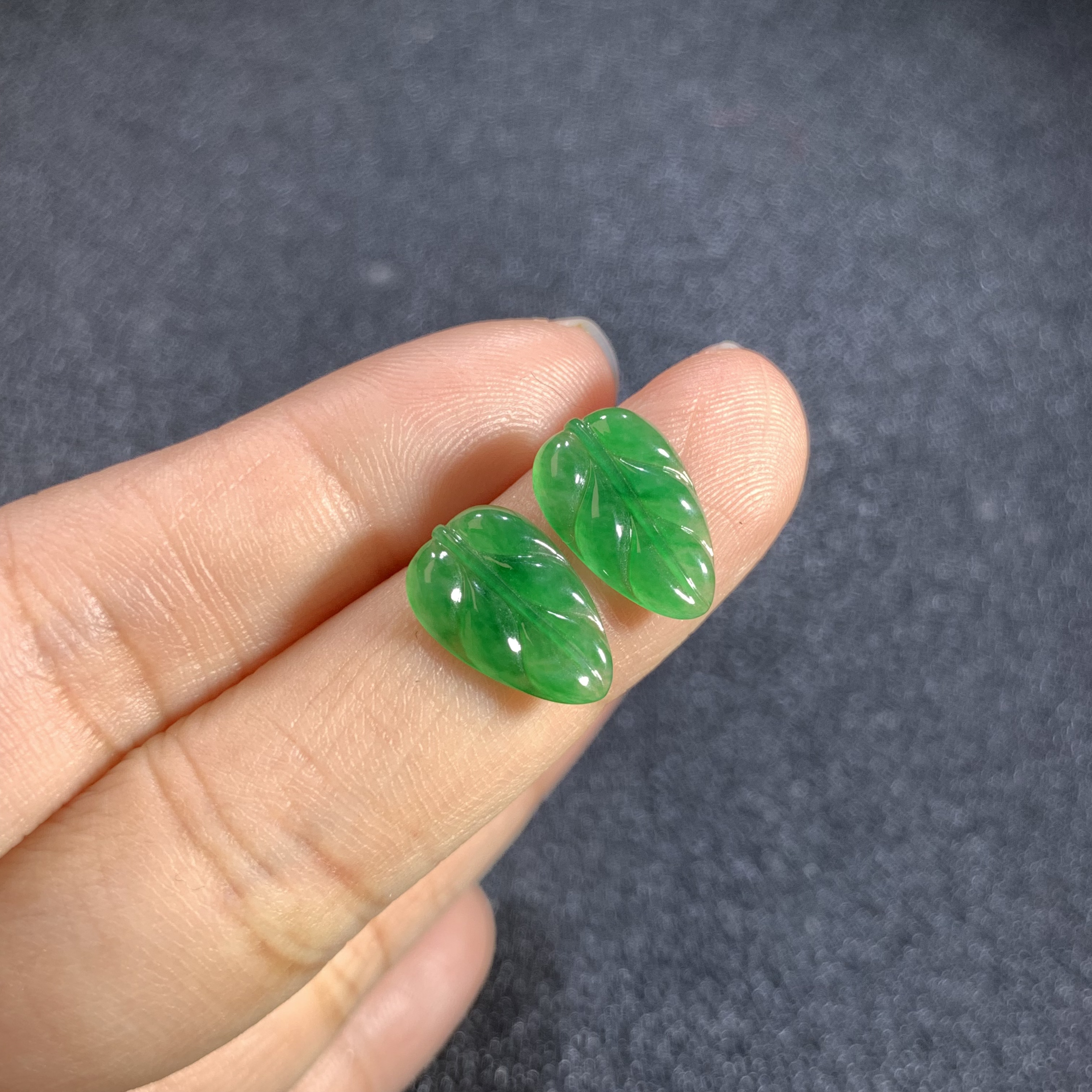 云月翡翠直播间色标级一对一刀切绿叶子，完整无纹裂，强烈推荐！
