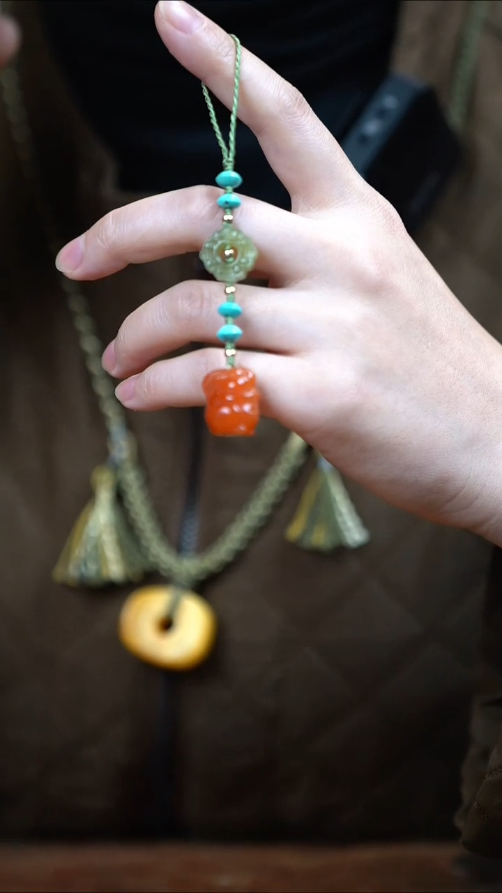 【闪购商品】和田+南红殷桃红兔子+绿松手工编坠子