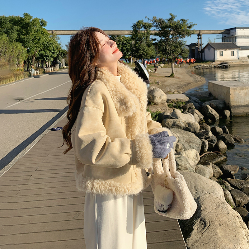 甜美减龄氛围感温柔皮毛一体2025冬季新款小个子羊羔毛短外套女
