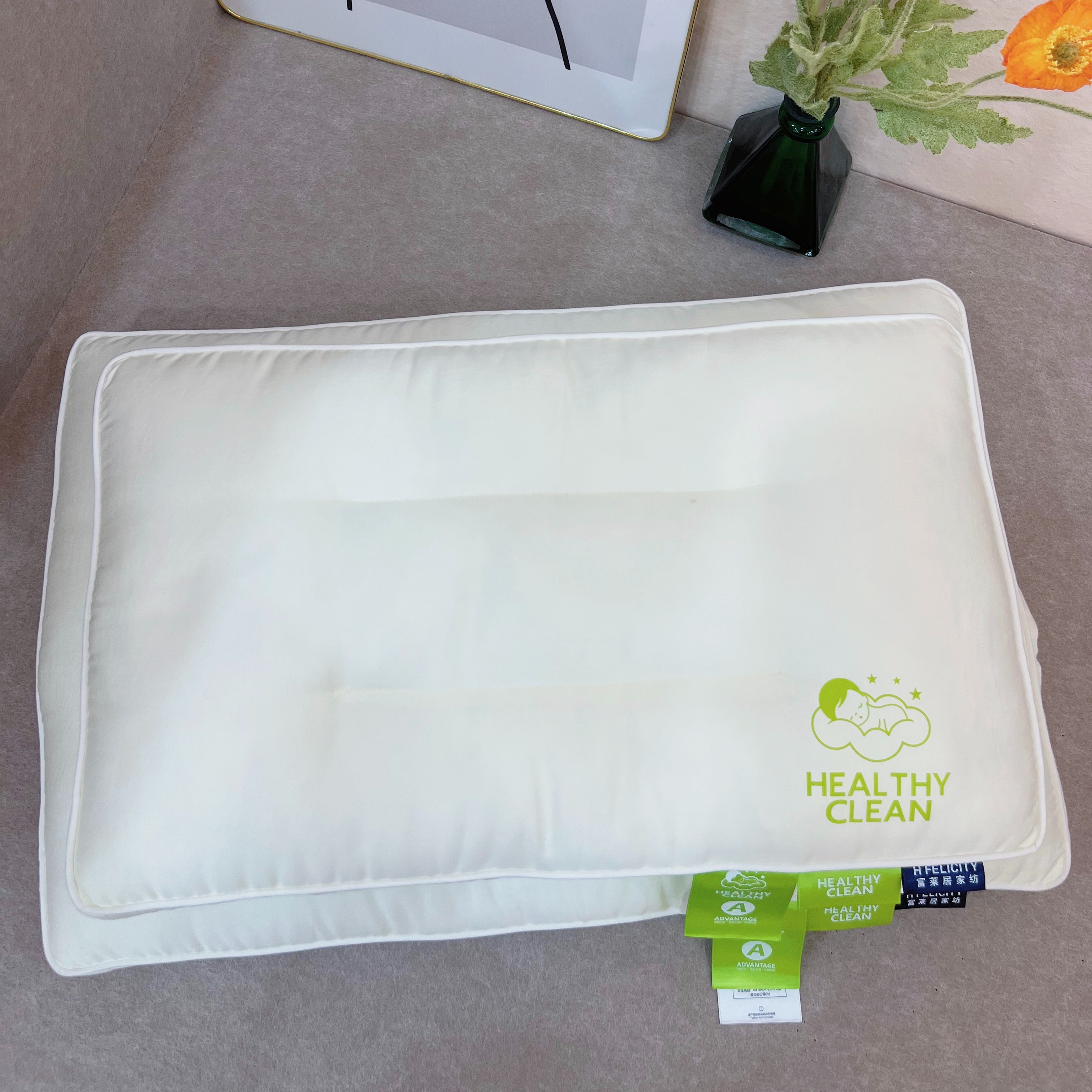 贡缎面料儿童枕芯羽丝绒