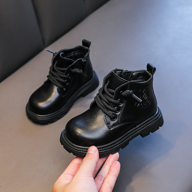 2025新款英伦风马丁靴男宝软底加绒短靴女宝秋冬季皮面软底低筒靴
