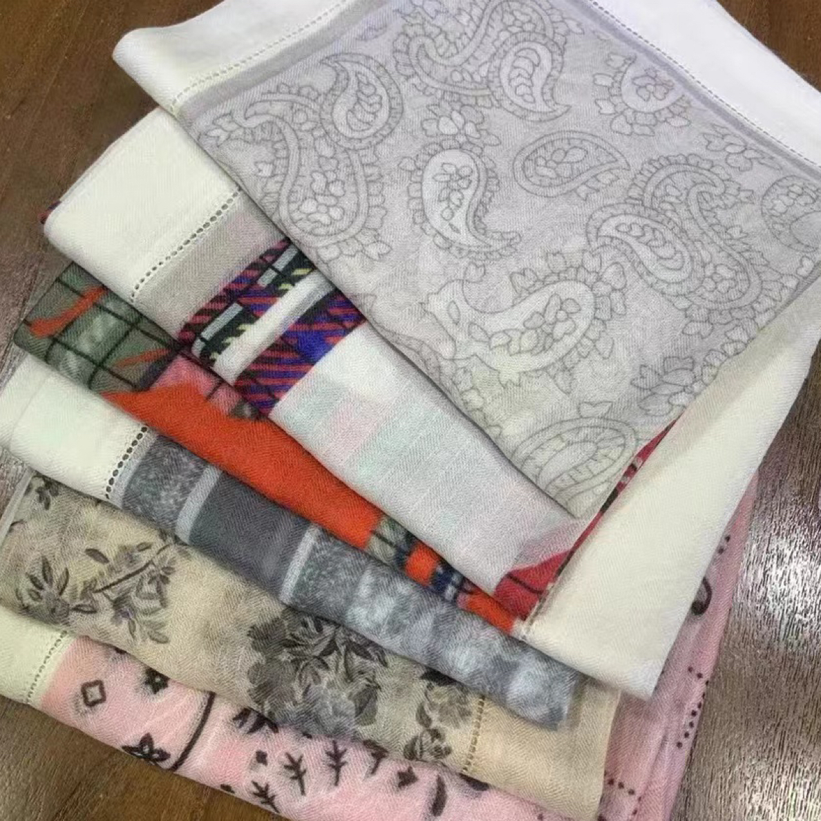 100%精纺羊绒方巾披肩围巾、百搭四季可用、